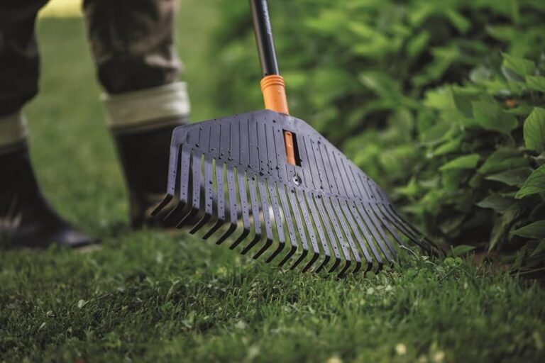 SCOPA FOGLIE SOLID L s/Manico Fiskars